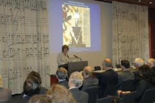 Eröffnung im Vortragssaal. Dr. Eva-Maria Stange bei ihrer Ansprache