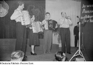 Blick auf die Bühne, Ensemble mit Akkordeonspieler