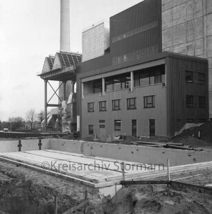 Rohbau: Schwimmbecken: dahinter Kesselhaus und Rauchgaswaschanlage