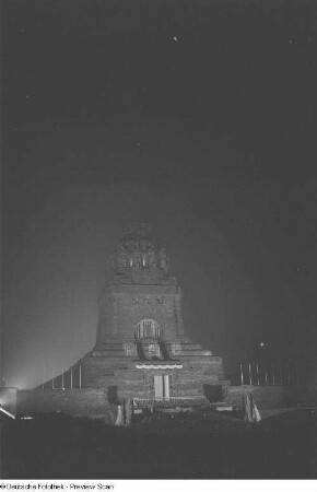 Geschmücktes Völkerschlachtdenkmal anlässlich der Feier zum Gedenken an die Völkerschlacht nach Sonnenuntergang
