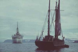 Passagierschiff "Hein Godenwind" : Passagierschiff "Hein Godenwind". Ansicht vor einer felsigen Küste mit Schnee (vielleicht Norwegen) und mit einem Fischkutter