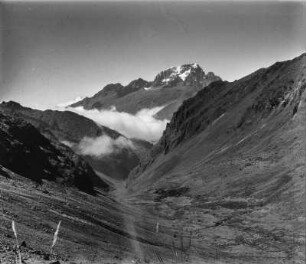 Der Tiquimani : Blick auf den BergTiquimani in Bolivien. Auf halber Höhe eine Nebelbank.