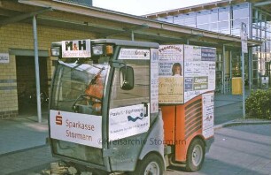 Bahnhofsvorplatz: Reinigungsfahrzeug