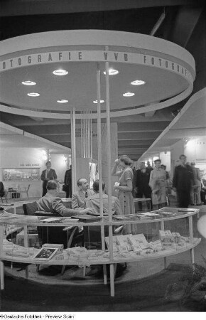 Fachbesucher am Messestand der VVB (Vereinigung Volkseigener Betriebe) Fotografie