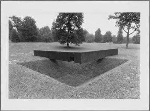 Installation "Grund" von Micha Ullman auf der Karlswiese vor der Orangerie, documenta 8, Kassel