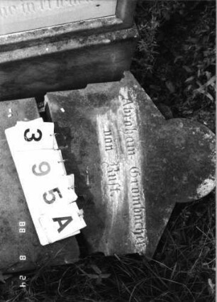 Grabstein 395 (Index: 100095422) Maße HxBxT: 174x50x14 cm Besonderheit: Sockel von Grabstein Nr. 395: Grabstein 395A