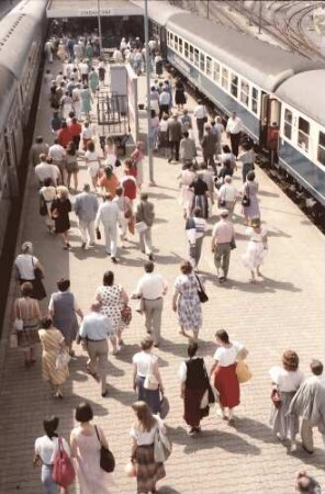 Lindau: aussteigende Fahrgäste auf dem Bahnsteig