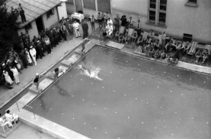Baneasa: Luftwaffenlazarett, Bassin mit Wettschwimmern, von oben