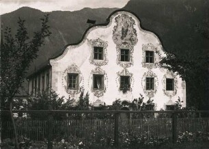 Umhausen im Ötztal. Tirol. Österreich. Bemaltes Wohnhaus.