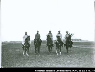 Geländeübung des Feld-Artillerie-Regiments Nr. 46 Enthält: Gruppenaufnahme von fünf berittenen Offizieren