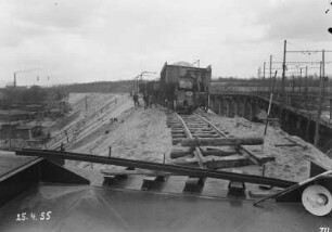 Industrie-Kraftwerk. Aufschüttung des neuen Bahndammes der Grubenbahn für die Kohlezufuhr, daneben aufgeständerte alte Trasse : Lauta (Niederlausitz). Industrie-Kraftwerk. Aufschüttung des neuen Bahndammes der Grubenbahn für die Kohlezufuhr, daneben aufgeständerte alte Trasse