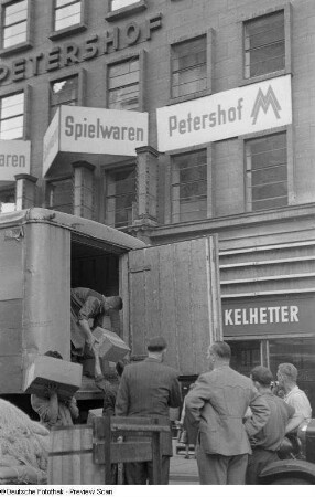 Ankommende Ausstellungsstücke vor dem Messehaus Petershof