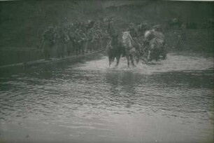 Zweiter Weltkrieg. Frontbilder. Sowjetunion. Infanteristen beim Überqueren eines Gewässers