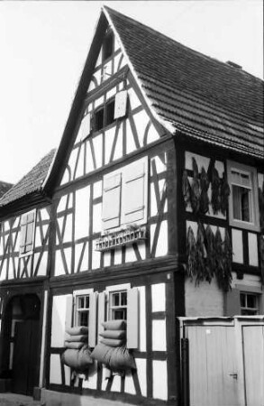 Jockgrim: Fachwerkhaus mit Betten im Fenster