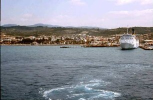 Kusadasi [Türkei]: Australisches Kreuzfahrtschiff "Orient Express", mit Rückblick auf die Stadt