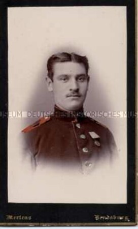Porträt eines Soldaten mit Orden