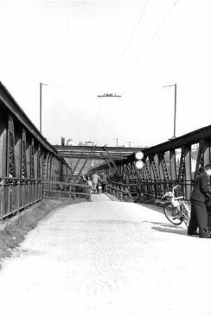 Ulm Brücke Reichsstraße 28 alt Blaubeurer Torbrücke Fußgänger Bahnbeamter