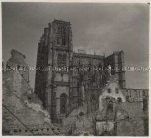 Wehrmachtssoldaten, Zerstörtes Abbeville, Reste der von den Engländern und Franzosen zerstörten Kathedrale