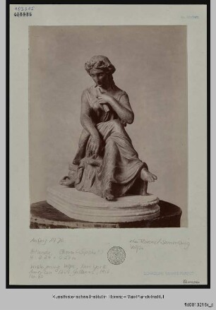Sitzende Frauenfigur mit Schriftrolle