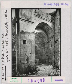Aleyrac: Ruine der Abteikirche, Apsis am südlichen Querschiff nach Südosten