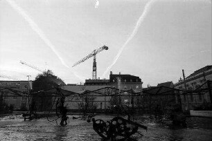 Basel: Kondenzstreifen am Himmel über dem [Tinguely-]Brunnen am Theaterplatz