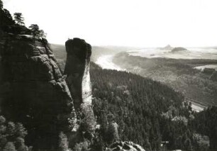 Sächsische Schweiz. Teufelsturm und Elbtal bei Schmilka. Blick vom Massiv nach Südost