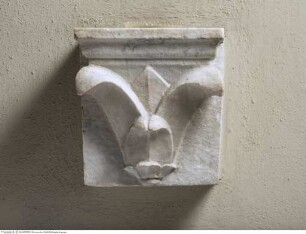 Blattkapitellfragment, als Weihwasserbecken wiederverwendet