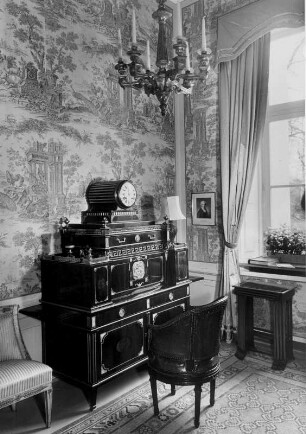Hamburg. Wohnkultur in einem Patrizierhaus. Blick in ein mit Rokokomöbeln ausgestattetes Zimmer