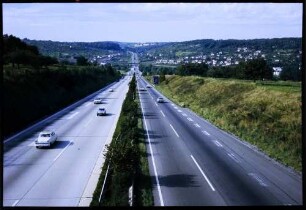 Pforzheim: Autobahn Stuttgart - Karlsruhe, Gefällstrecke bei Pforzheim Ost, von der Brücke