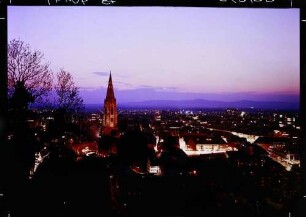 Freiburg: Münsterbeleuchtung bei Dämmerung, vom Schlossberg