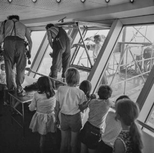 Fensterreinigung an der Turmkugel des Berliner Fernsehturms, 1973, Bild 2. SW-Foto © Kurt Schwarz.