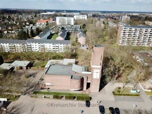 Reinbek: Stadteil Klosterbergen: Luftbild der Nathan-Söderblom-Kirche in Richtung Norden, dahinter Wohnbebauung an der Bogenstraße