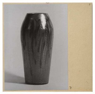 Hohe Blumenvase aus Glas (Werkbundkiste Vasen, Bildtafel)