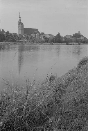 Tangermünde. Blick über die Elbe zur Altstadt mit St. Stephanskirche