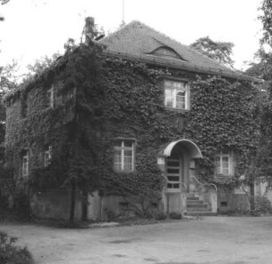 Dresden, Moritzburger Landstraße 299. Westliches Wohn- und Verwaltungsgebäude des Heidefriedhofs (1929/1934)