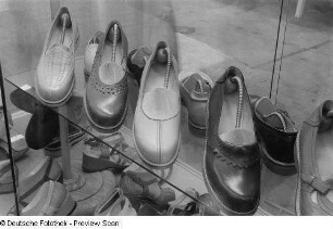 Schuhe auf der Leipziger Herbstmesse 1954