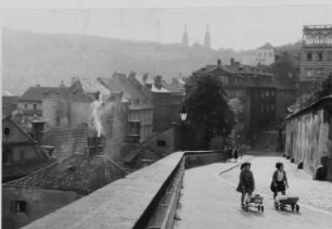 Blick von der Straße Zur Burg (Ke Hradu) zum Kloster Strahov