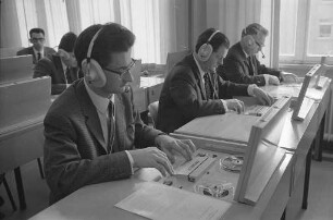 Inbetriebnahme des neuen Sprachlabors der Volkshochschule.