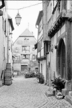 Reichenweier, Riquewihr: Gasse mit Laterne und Querhaus