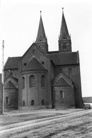 Jerichow. Klosterkirche, ehemalige Stiftskirche St. Marien und St. Nikolai (1149-1172, 1180/1200 Krypta und Nebenchöre). Ostseite