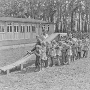 Kindergarten, See : See. Kindergarten. Kinder und Erzieherin beim Spiel