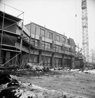 Gemeindeverwaltung: Rathaus: Rohbau mit Gerüsten: rechts Kran: Winter