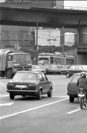 Straßenbahn- und Autoverkehr an der Honsellstraße