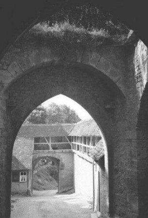 Rothenburg ob der Tauber: Torbogen mit Wehrmauer