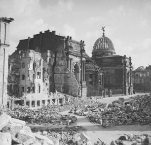 Dresden-Altstadt. Ruine der Kunstakademie. Straßenansicht von den Trümmern der Frauenkirche aus
