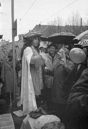 Eröffnung der probeweise eingeführten Fußgängerzone in der Pfinztalstraße zwischen Seboldstraße und Zunftstraße in Durlach