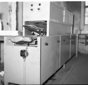 Roßwein, Bahndammstraße. VEB Terra-Schuhfabrik. Schuhproduktion. Produktionsraum (Teilansicht). Vorbereiten der Schuhe zum Anbringen der Sohle