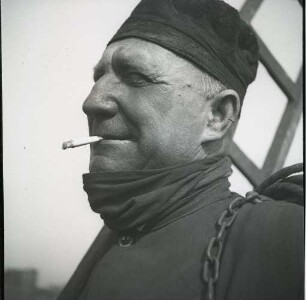 Der schwarze Mann - The chimney sweeper : Portrait eines Mannes, rauchend