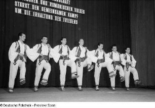 Rumänische Tänzer des Rahmenprogramms zur Leipziger Herbstmesse 1954
