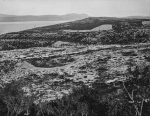 Skandinavische Berglandschaft : Blick in eine hochgelegene skandinavische Landschaft mit einem See im Hintergrund